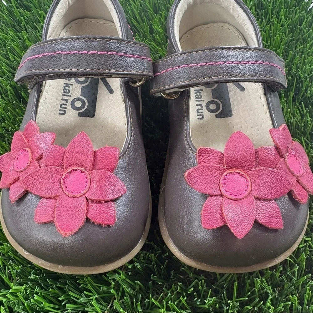 See Kai Run Brown Leather with Pink Flowers Hook & Loop Mary Jane Shoes | Size 5